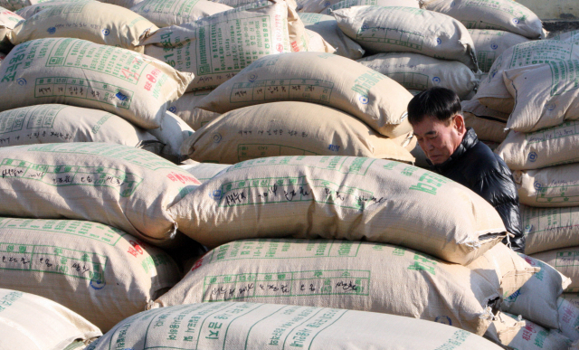 쌀자루가 쌓여 있는 모습. 연합뉴스