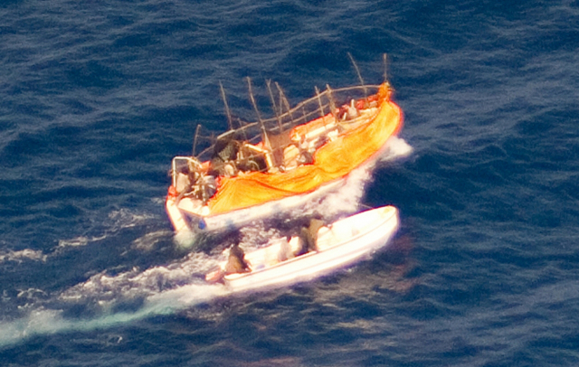 한때 서브 아프리카도 해적의 소굴이었던 적이 있다. 사진은 청해부대가 아프리카 해역에서 실제로 해적선(위쪽 배)을 추적하는 모습. 지난 2011년 자료다. 연합뉴스