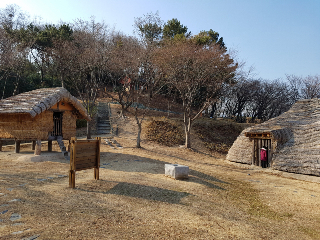 봉황대에 복원돼 있는 가야시대 고상 가옥.