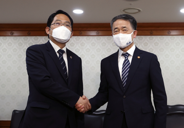 Health and Welfare Minister Park Neung-hoo (right) and the president of the Korean Medical Association, Choi Sang-jip, shake hands after signing the agreement at the signing ceremony for the formation of a medical-political council which took place at the Gwanghwamun Seoul Government Complex in Seoul on the afternoon of the 4th. Yunhap News