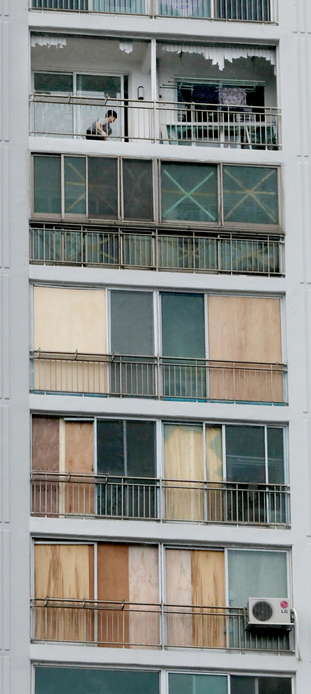 In an apartment in Nam-gu, Busan, which was damaged during the ninth typhoon 'Mysak', on the afternoon of the 6th, as the 10th typhoon 'Highsun' heads north, residents reinforced the broken windows with plywood in preparation for the typhoon.  Reporter Jeong Dae-hyun jhyun @