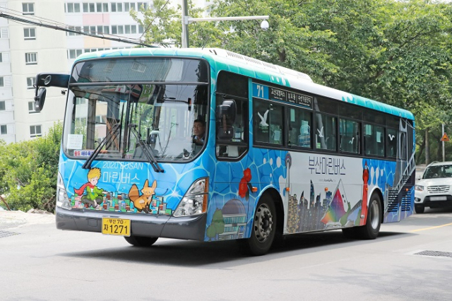 코로나19 확산 여파로 부산 노선버스 승객이 25% 줄어든 것으로 나타났다. 사진은 부산의 명소와 이미지를 디자인한 '부산마린버스' 모습. 김경현 기자 view@