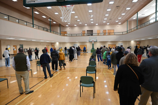 On Day 3 (local time) of the US presidential election, voters wait their turn at a polling place set up at the 'Donal Snyder Center' in Biloxi, Mississippi, to prevent new coronavirus infection (Corona 19 ).  AP Yonhap News