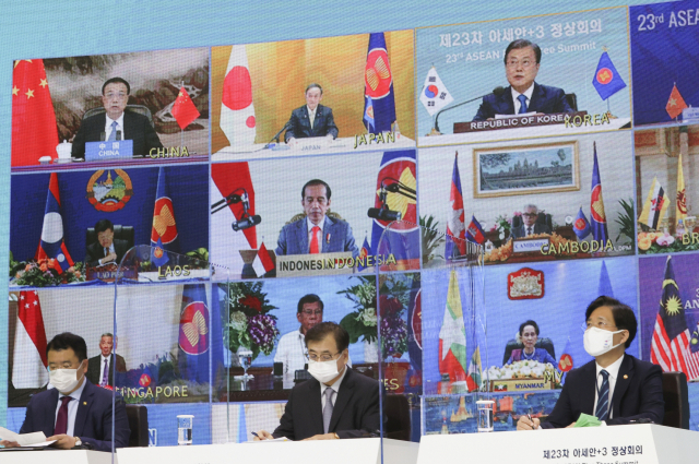 President Moon Jae-in (from the top right of the screen), Japanese Prime Minister Yoshihide Suga, and Chinese Premier Li Keqiang attend the ASEAN + 3 video summit held at the Blue House on the afternoon of the 14th. Yunhap news