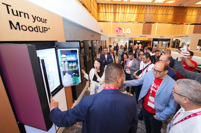 UAE 아부다비에서 열린 ‘LG 쇼케이스 2024’ 행사 참석자들이 터치만으로 냉장고 색상을 바꿔 분위기까지 업그레이드 할 수 있는 ‘LG 디오스 오브제컬렉션 무드업’을 살펴보고 있다.LG전자 제공