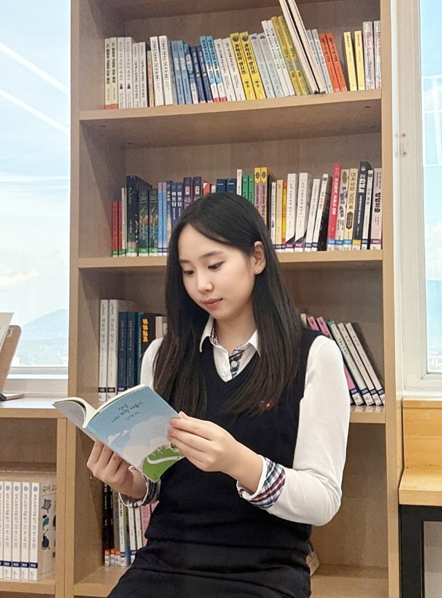 통영시 청소년문학아카데미 출시 제1호 청년작가로 시집 <안녕 나의 파란 사춘기>를 펴낸 김가림 학생. 독자 제공