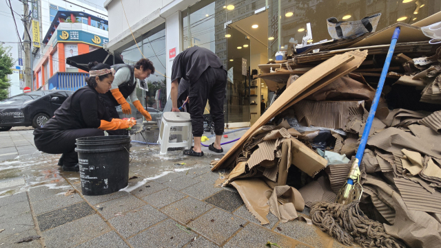 지난 8월 18일 오전 11시께 거제시 최대 번화가인 고현동 중앙로 일대 상가에서 전날 폭우 복구 작업이 한창이다. 부산일보DB