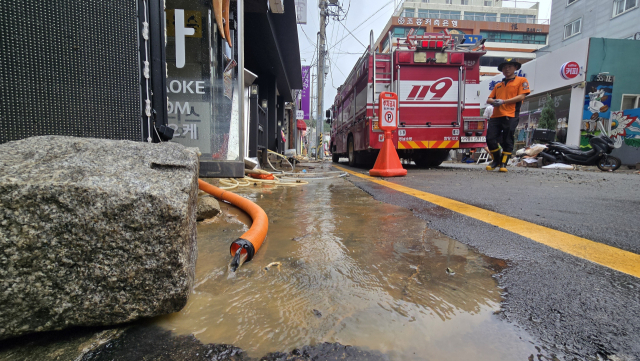 지난 8월 18일 오전 11시께 거제시 최대 번화가인 고현동 중앙로 일대 상가에서 전날 폭우 복구 작업이 한창이다. 부산일보DB