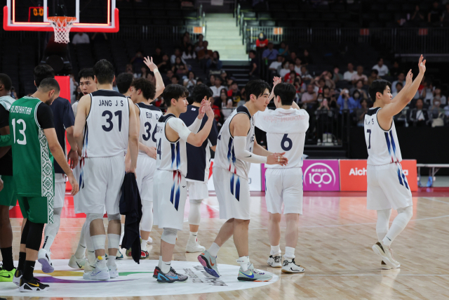 10일 일본 나고야 아이치 인터내셔널 아레나에서 열린 2026 아이치·나고야 아시안게임 남자 농구 예선 대한민국과 사우디아라비아의 경기에서 82-66으로 승리를 거둔 대한민국 선수들이 관중에 인사하고 있다. 연합뉴스