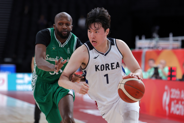 10일 일본 나고야 아이치 인터내셔널 아레나에서 열린 2026 아이치·나고야 아시안게임 남자 농구 예선 대한민국과 사우디아라비아의 경기. 한국 이현중이 돌파를 시도하고 있다. 연합뉴스