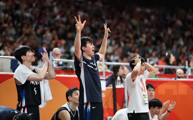11일 일본 나고야 아이치 인터내셔널 아레나에서 열린 2026 아이치·나고야 아시안게임 남자 농구 예선 대한민국 대 인도네시아 경기. 한국 유기상이 3점슛을 성공하자, 이현중을 비롯한 선수들이 환호하고 있다. 연합뉴스