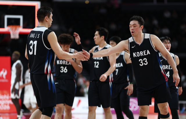 11일 일본 나고야 아이치 인터내셔널 아레나에서 열린 2026 아이치·나고야 아시안게임 남자 농구 예선 대한민국 대 인도네시아 경기. 승리한 대한민국 선수들이 서로 격려하고 있다. 연합뉴스