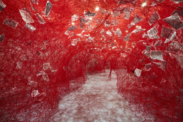 시오타 치하루, 일기, 2025, 혼합매체, ⓒ Chiharu Shiota / VG Bild-Kunst, Bonn-SACK, Seoul, 2026.