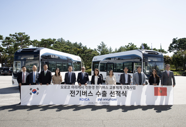 현대차와 코이카, 모로코 관계자들이 21일 전주공장에서 가진 전기버스 국내 전달식 후 포즈를 취하고 있다.현대차 제공