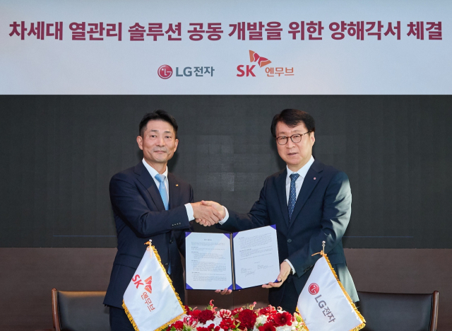 지난 21일 진행된 ‘가전·상업·산업용 신규 냉매, 냉동기유와 액침냉각 기술 공동 선행 개발’ 업무협약식에서 SK엔무브 김원기(왼쪽) 사장과 LG전자 이재성 ES사업본부장이 협약후 악수를 하고 있다.LG전자 제공
