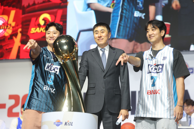 부산 KCC 허웅(왼쪽), 이상민 감독, 허훈이 29일 서울에서 열린 2026-2027 KCC 프로농구 개막 미디어데이에서 우승을 다짐하고 있다.연합뉴스