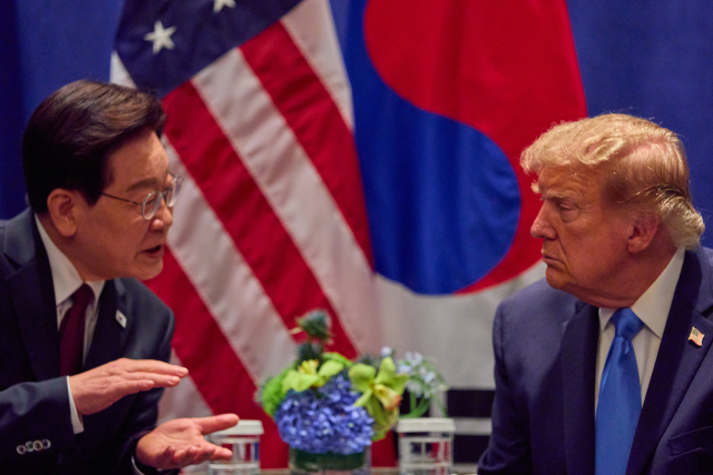 유엔 총회 참석차 미국을 방문 중인 이재명 대통령이 지난달 22일(현지시간) 뉴욕 한 호텔에서 도널드 트럼프 미국 대통령과 정상회담을 하고 있다. 연합뉴스