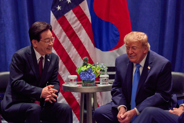유엔 총회 참석차 미국을 방문 중인 이재명 대통령이 지난달 22일(현지시간) 뉴욕 한 호텔에서 도널드 트럼프 미국 대통령과 정상회담을 하고 있다. 연합뉴스