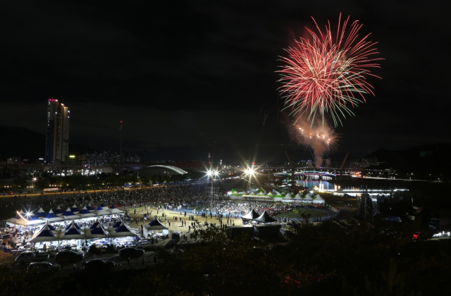 오는 2일부터 4일까지 양산천 둔치 일대에서 ‘2026 양산삽량문화축전’이 열린다. 사진은 지난해 개막식 뒤 펼쳐진 불꽃쇼. 양산시 제공