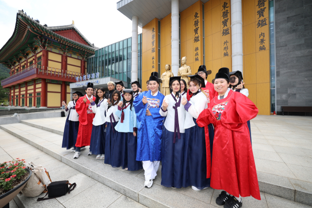 제24회 산청한방약초축제가 열린 동의보감촌 엑스포 주제관 앞에 외국인 관람객들이 모여 기념사진을 찍고 있다. 산청군 제공