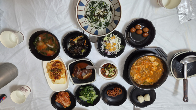 ‘호반식당’의 생곤드레밥과 청국장 정식. 김진성 기자 paperk@