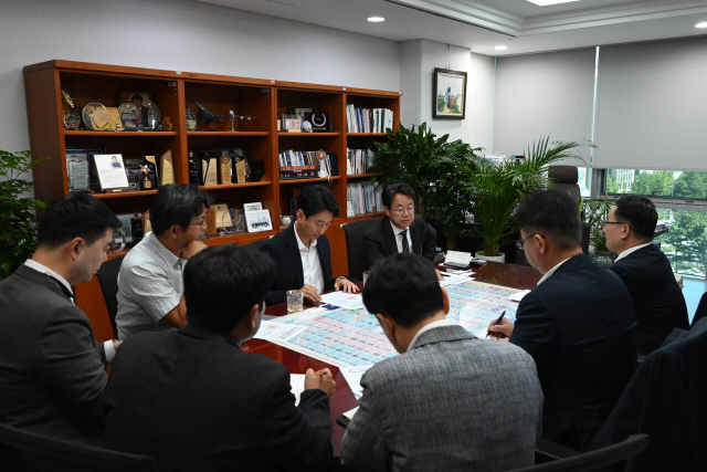 더불어민주당 박홍배 의원(가운데)이 지난달 7일 법무부 교정본부장 등을 만나 부산구치소 이전 해법을 논의하는 모습. 박 의원실 제공