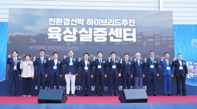 한국조선해양기자재연구원(KOMERI)은 30일 경남 양산시 동면 가산일반산업단지에서 ‘친환경선박 하이브리드추진 육상실증센터 개소식’을 개최했다. (왼쪽 다섯 번째부터) 이기준 양산시의회 부의장, 나동연 양산시장, 양원창 KOMERI 원장, 이디도 산업통상부 과장. KOMERI 제공