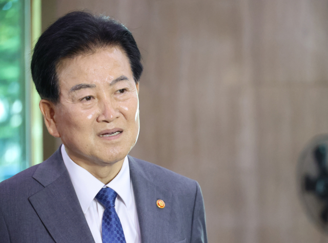 비무장지대(DMZ)에 매설된 북한 지뢰 폭발 사건과 관련해 유럽 출장을 단축, 귀국한 정동영 통일부 장관이 2일 서울 종로구 정부서울청사로 출근하며 기자들의 질문에 답하고 있다. 연합뉴스