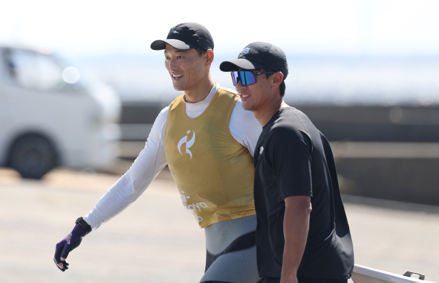 2일 일본 아이치현 가마고리 가이요 요트 항구에서 열린 2026 아이치·나고야 아시안게임 요트 남자 딩기 1인승 경기. 금메달을 획득한 하지민이 육지로 복귀하고 있다. 연합뉴스
