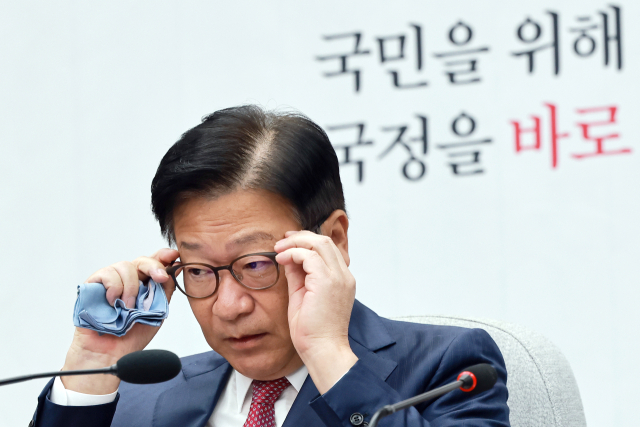 국민의힘 정점식 원내대표가 2일 국회에서 열린 국정감사대책회의에 참석해 눈물을 닦은 뒤 안경을 쓰고 있다. 정 원내대표는 발언에서 오늘부터 시행되는 개정 형사소송법과 검찰청 폐지를 언급하며 울컥한 모습을 보였다. 연합뉴스