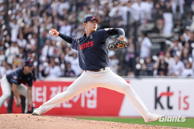 외국인 투수 로드리게스와 비슬리가 시즌 아웃되며 시즌 마지막 홈 4연전에서 선발 등판이 예상되는 롯데 투수 김태균. 롯데 자이언츠 제공