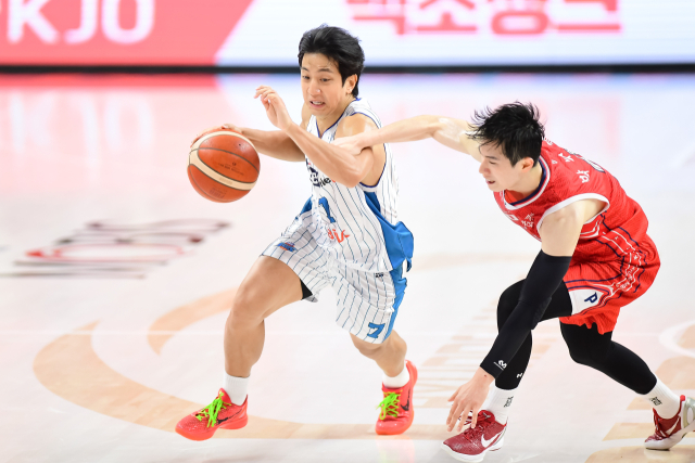 부산 KCC의 허훈(왼쪽)이 5일 울산 동천체육관에서 열린 2026-2027 KCC 프로농구 현대모비스전에서 드리블을 하고 있다. KBL 제공