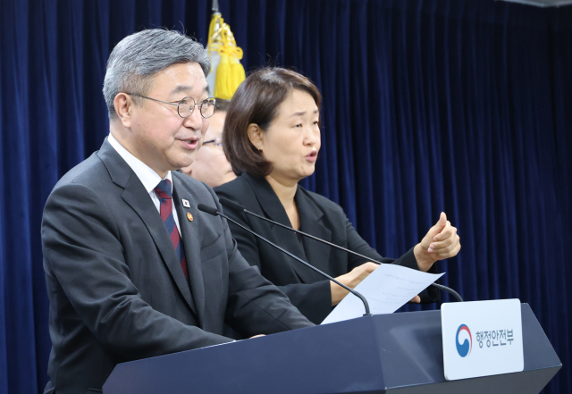 윤호중 행정안전부 장관이 7일 서울 종로구 정부서울청사에서 부산 금정구와 경기 동두천시, 경남 통영시 등 3곳을 인구감소지역으로 새로 편입한다는 내용의 인구감소지역 재지정 관련 브리핑을 하고 있다. 연합뉴스