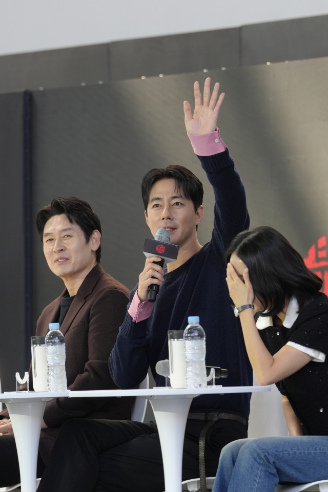 7일 오후 부산 영화의전당에서 열린 오픈 토크 프로그램에서 ‘가능한 사랑’의 조인성 배우가 인사하고 있다. 김동영·최범준 인턴기자