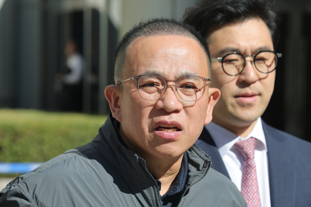 윤석열 전 대통령에게 여론조사를 무상으로 제공한 혐의로 1심에서 실형을 선고받은 뒤 보석으로 풀려났던 정치브로커 명태균 씨가 7일 서울 서초구 서울고등법원에서 열린 2심 선고 공판에서 무죄를 선고받은 뒤 입장을 밝히고 있다. 연합뉴스