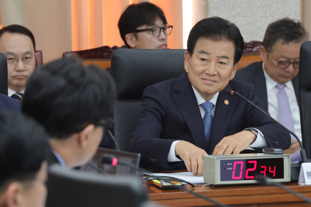 정동영 통일부 장관이 7일 서울 종로구 남북회담본부에서 열린 외교통일위원회 국정감사에서 무소속 한동훈 의원의 질의를 듣고 있다. 연합뉴스