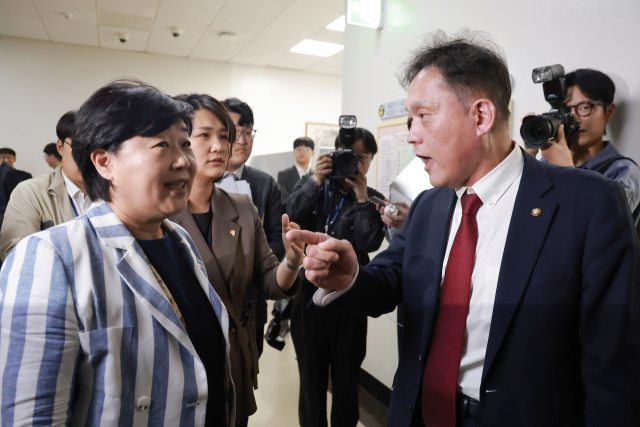6일 국회 법제사법위원회에서 열린 대법원 등에 대한 국정감사가 중지된 뒤 국민의힘 김태규 의원이 위원장인 더불어민주당 서영교 의원에게 본인에 대한 발언권 정지에 관련해 항의하고 있다. 연합뉴스