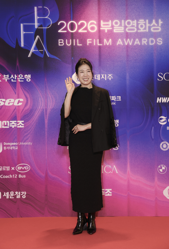 2026 부일영화상이 7일 부산 해운대구 시그니엘 부산 그랜드볼룸에서 열렸다. 염혜란 배우가 포토월에서 포즈를 취하고 있다. 이원준 기자 lwj@