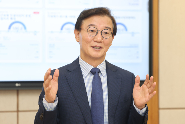 취임 100일을 맞은 전재수 부산시장은 ‘연착륙을 위한 시간’을 지나 ‘전재수 어젠다’를 부산의 성장 전략으로 삼겠다고 밝혔다. 이재찬 기자 chan@
