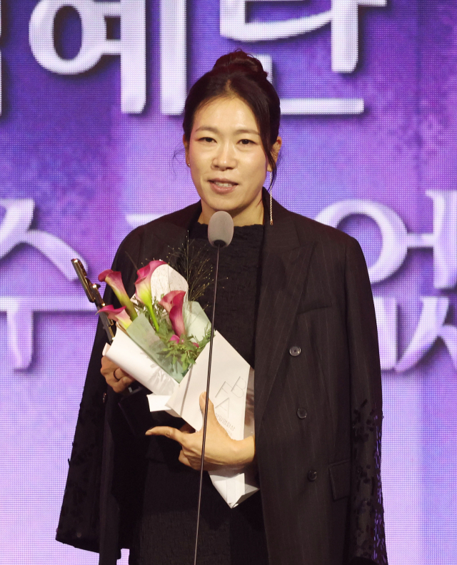 2026 부일영화상 시상식이 7일 오후 부산 해운대구 시그니엘 부산 그랜드볼룸에서 열렸다. 여우조연상을 수상한 배우 염혜란이 수상소감을 말하고 있다. 정종회 기자 jjh@