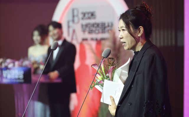 2026 부일영화상이 7일 부산 해운대구 시그니엘 부산 그랜드볼룸에서 열렸다. 여우조연상을 받은 염혜란 배우가 수상소감을 말하고 있다. 김종진 기자 kjj1761@