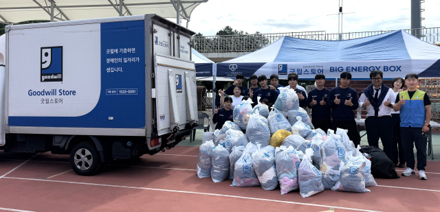 ‘빅 에너지 박스’ 캠페인을 함께한 운영진과 굿윌스토어 관계자들이 기증 물품 앞에서 기념촬영을 하고 있다. 한수원 제공