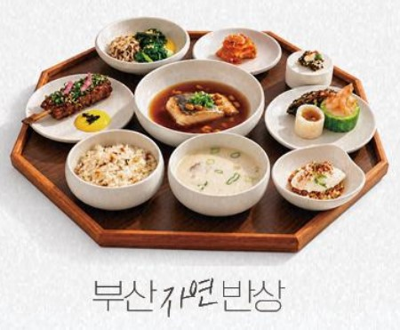 부산반상 2종에는 부산 식재료와 음식문화가 반영됐다. 사진은 부산자연반상. 부산시 제공