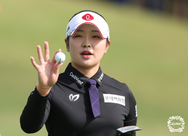 유현조가 4라운드에서 버디 퍼팅을 성공한 뒤 갤러리들을 향해 손을 들어보이고 있다. 연합뉴스