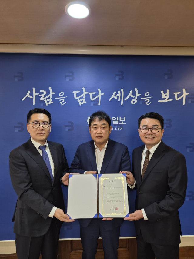 부산일보의 미디어 계열사 비온미디어는 문무수 NH투자증권 이사를 사외이사로 임명했다. 문무수 신임 사외이사와 부산일보 손영신 대표이사. 비온미디어 심준식 대표(왼쪽부터). 부산일보DB