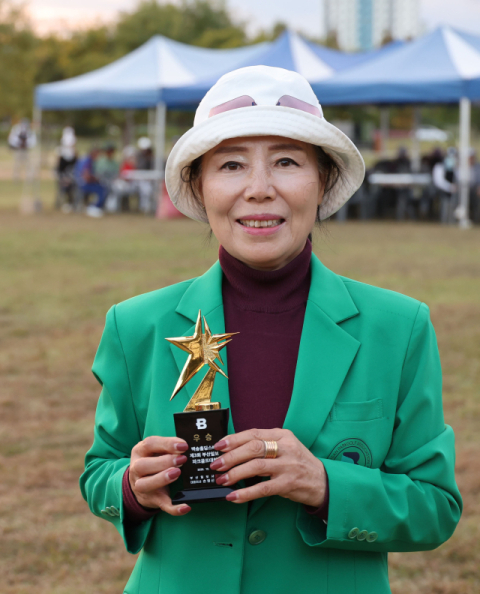 여자부 우승 이숙희 “건강 챙기려고 시작했는데 우승까지 했네요” [부산일보 파크골프대회]