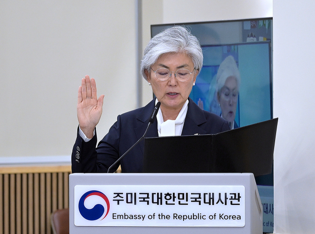 강경화 주미한국대사가 12일(현지시간) 워싱턴DC 주미한국대사관에서 열린 국회 외교통일위원회 국정감사에서 선서하고 있다. 연합뉴스