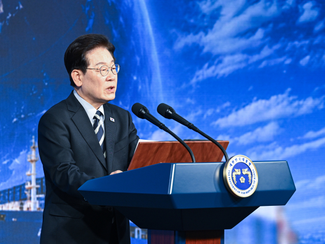 13일 부산 영도구 한국해양과학기술원 대강당에서 열린 북극항로 시범운항 환영식에서 이재명 대통령이 격려사를 하고 있다. 김종진 기자 kjj1761@