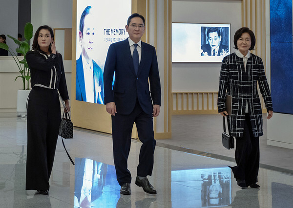 이재용(가운데) 삼성전자 회장과 리움미술관 홍라희(오른쪽) 명예관장, 삼성복지재단 이서현 이사장이 2023년 경기도 용인 삼성전자 인재개발원 콘서트홀에서 열린 ‘이건희 선대회장 3주기 추모 음악회’에 참석하고 있다.삼성전자 제공