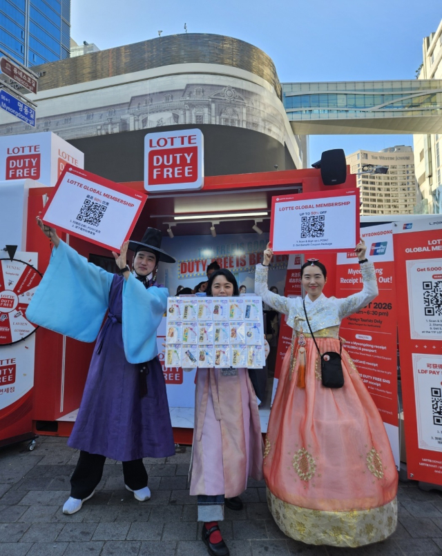 서울 명동에서 외국인 관광객 대상 ‘상생 영수증 이벤트’를 진행하고 있는 모습. 롯데멤버스 제공